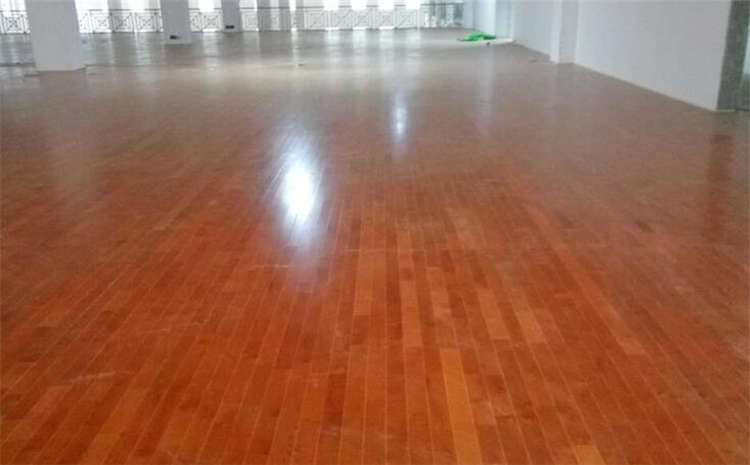 體育木地板價格再降點？