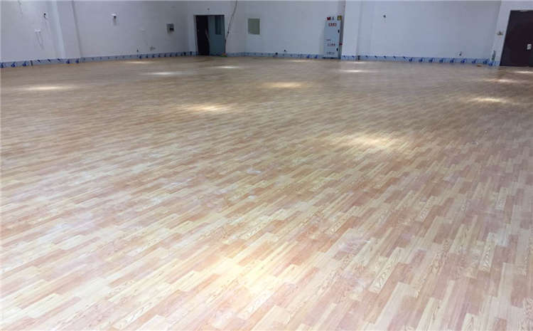 羽毛球館木地板清潔這么做？