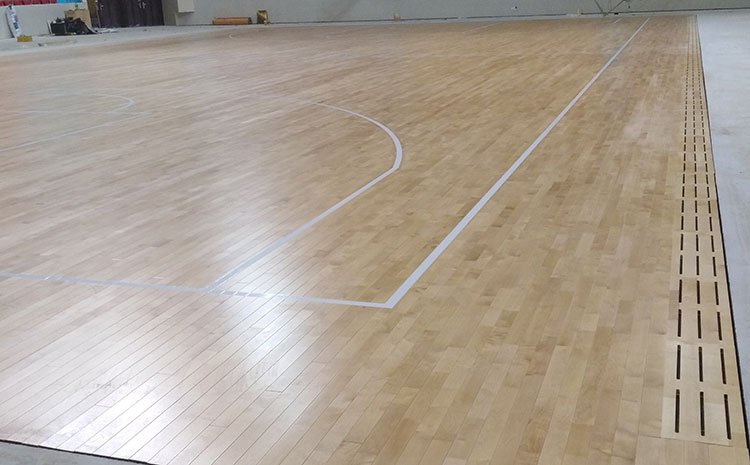 五角楓籃球場地木地板怎么翻新